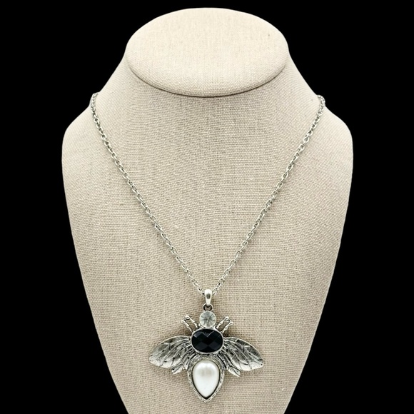 Bee Silver Tone Pearl Vintage Look Necklace Earrings Set - Picture 2 of 2